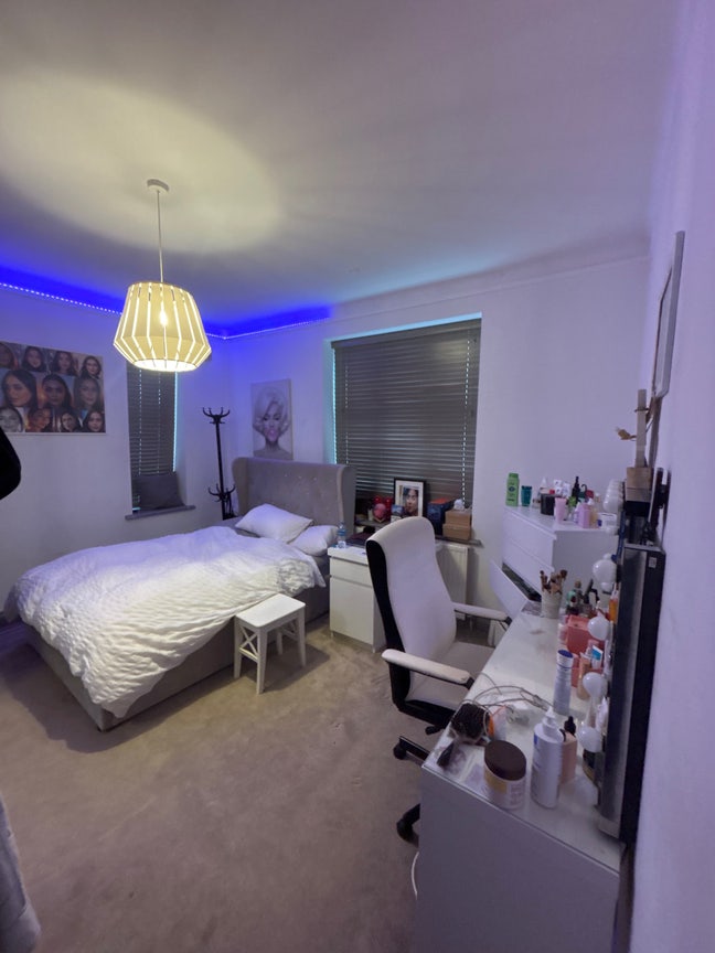 Double Bedroom in Putney Main Photo