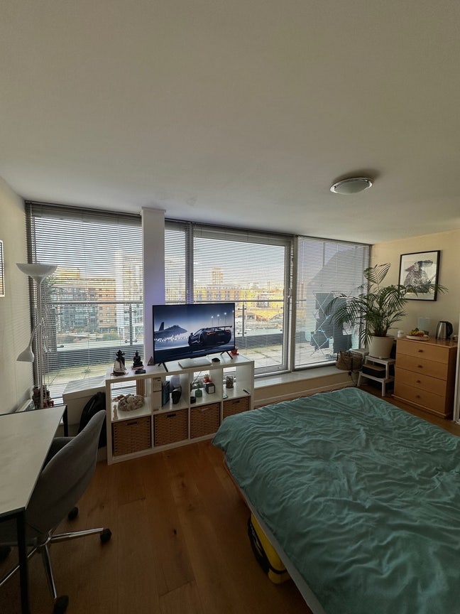 Large En-suite + Balcony | Top Floor | Limehouse  Main Photo