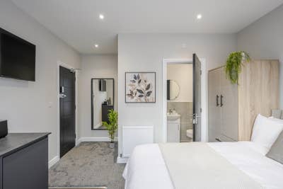 New Bay-Window Room -Private Ensuite & Kitchenette Main Photo