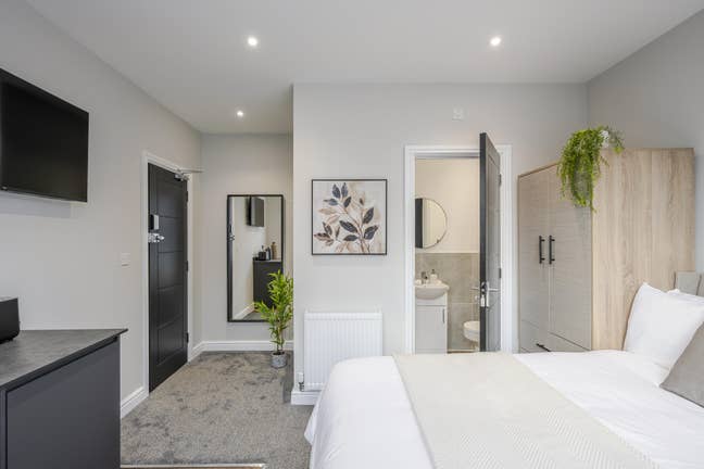 New Bay-Window Room -Private Ensuite & Kitchenette Main Photo