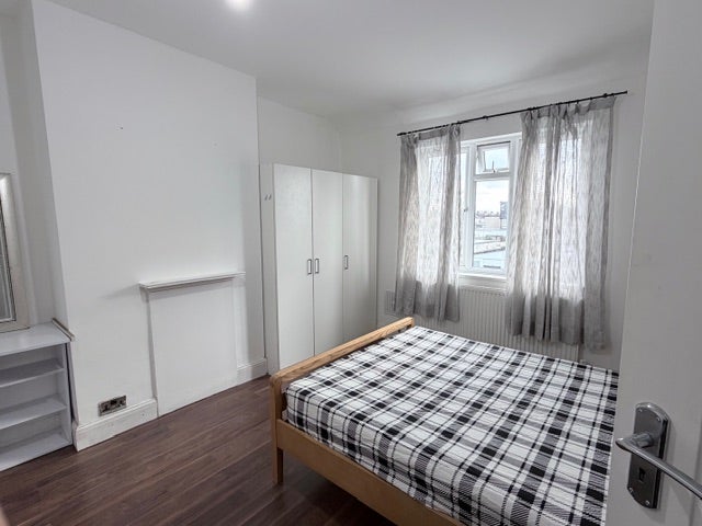 TW4 Double Ensuite Room (&pound;850P/M) Bills Included Main Photo