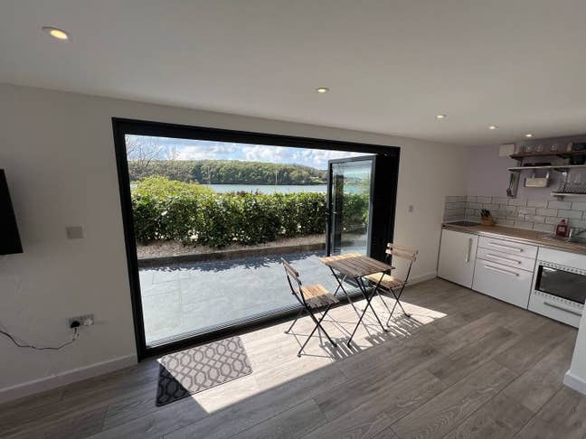 Garden Lodge with sea views, all bills included. Main Photo