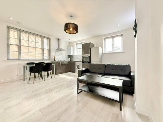 Cosy & Charming 1-bedroom Flat @ Kennington Rd Main Photo