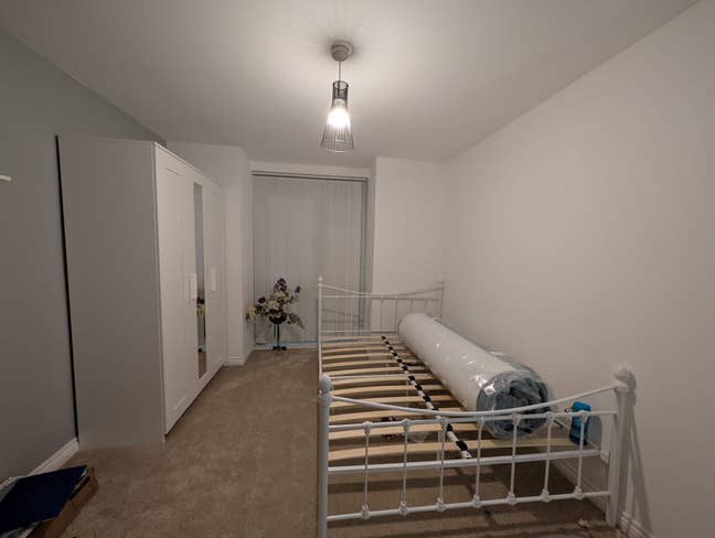 Double Room Available- Spacious and Bright Main Photo