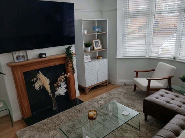 Large clean modern house Main Photo