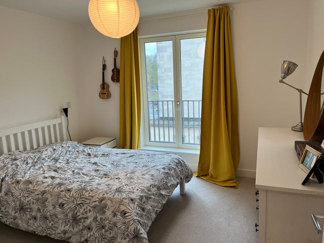 En-suite double room available in family household Main Photo