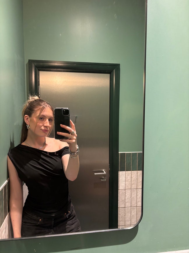 Looking for a room/ buddy up :) Main Photo