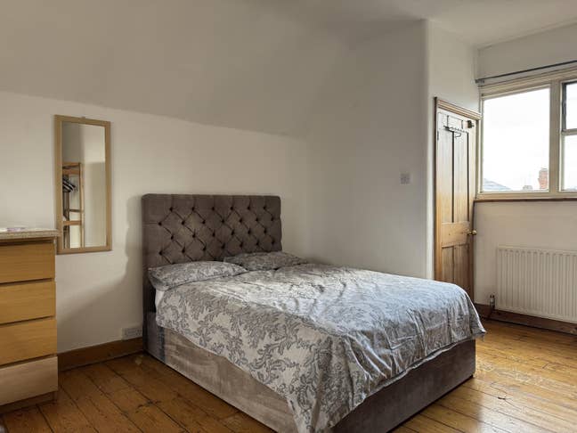 King Size Room Great Location Bills Included Main Photo