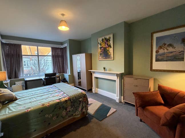 Extra Large Room Available in Respectful Professio Main Photo