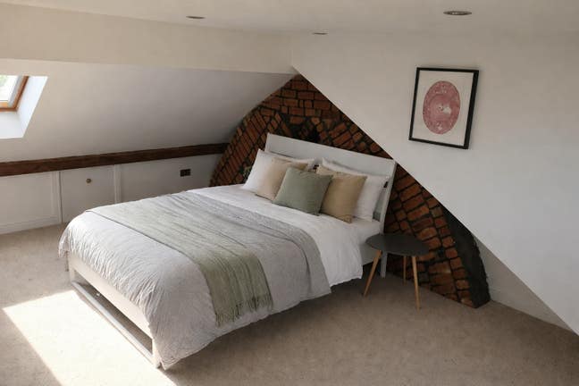 Large En suite double room close to UHW Main Photo