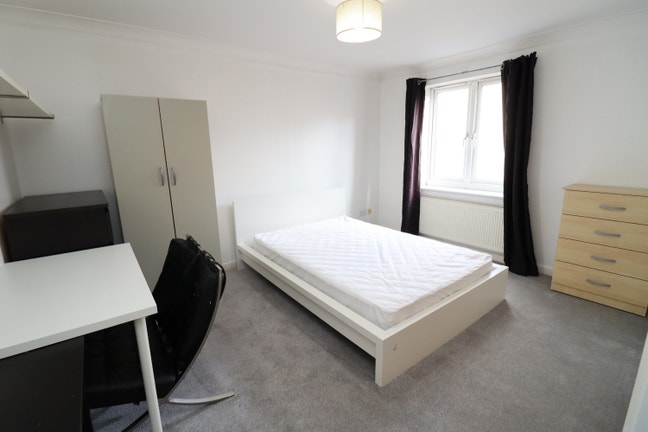 Last en-suite for January in Limehouse E14 Main Photo