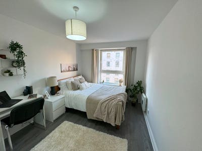 Modern Ensuite for Professionals – Bills Inc (G5) Main Photo