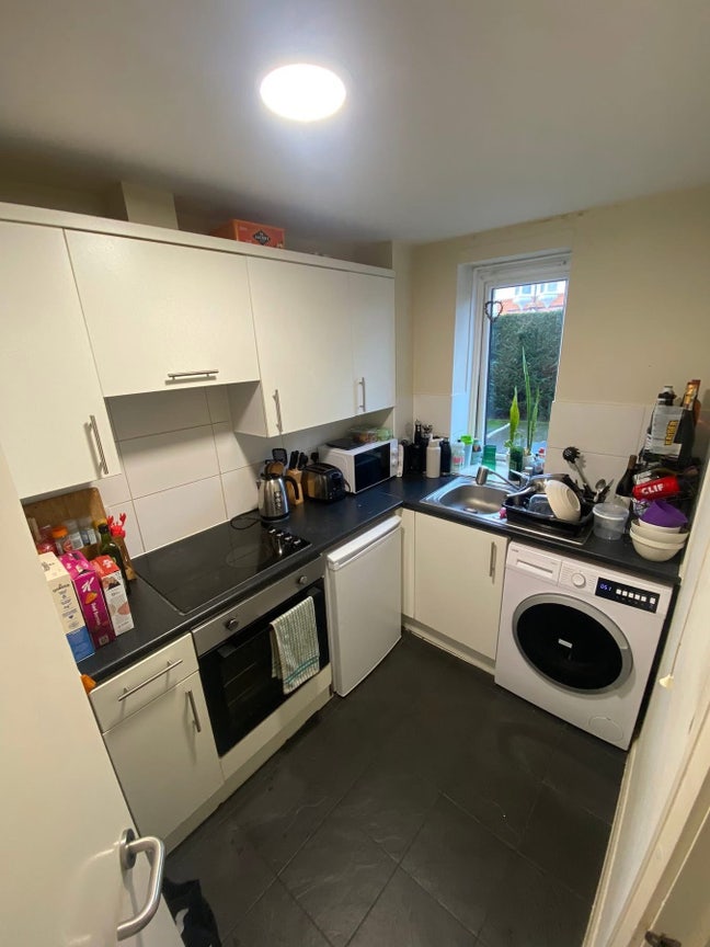 Room available in 2 bed flat (March-Oct) Main Photo