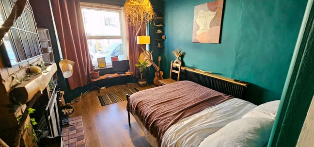 Double room available in quirky town house.  Main Photo