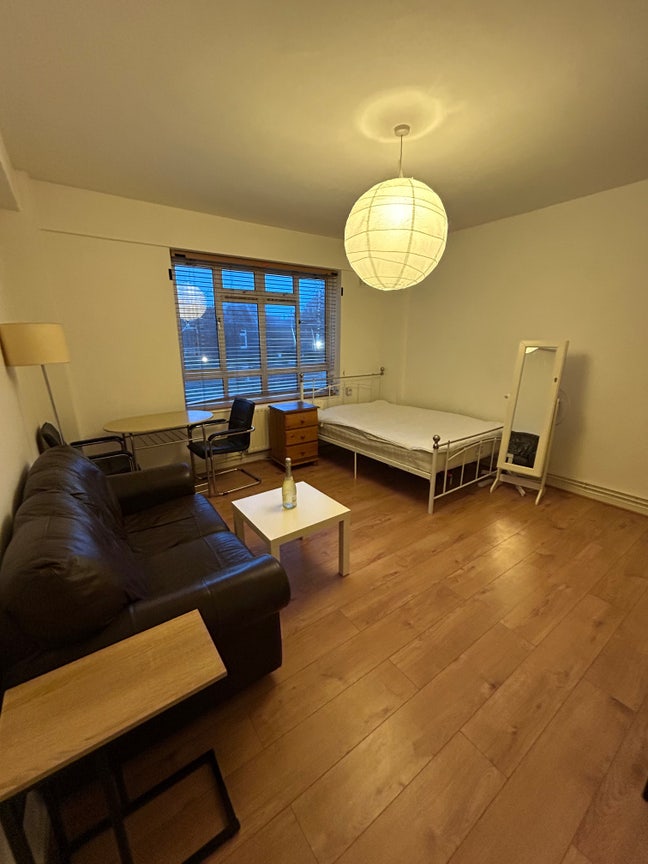 Very Large Double Bedroom by Chelsea Bridge Main Photo