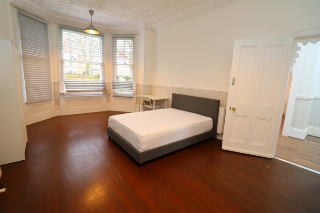 Amazing house in Ealing Broadway W5 for February Main Photo