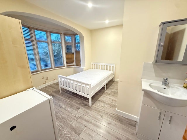 Nice ensuite studio for rent - All Bills Included. Main Photo