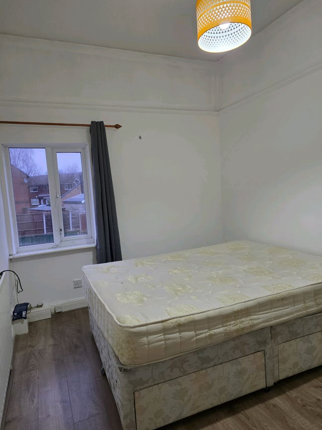 1 room available - 2 bedroom house Main Photo