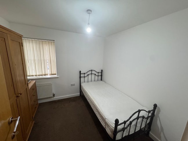 Single bedroom with shared bathroom  Main Photo