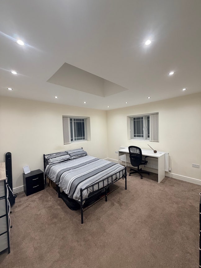 Exceptionally large modern room and living room Main Photo