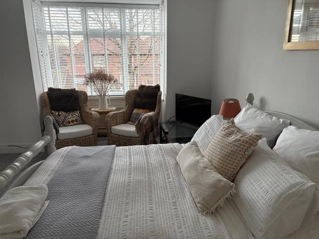 Large house & garden. Occasional live in landlord Main Photo