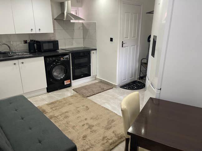 Studio flat for share  Main Photo