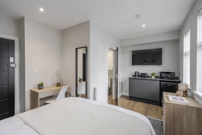 Brand New Large Room-Private Ensuite & Kitchenette Main Photo