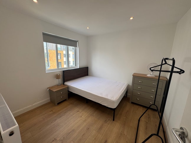 Modern Double Room, Peaceful -&pound;0 Deposit! Main Photo