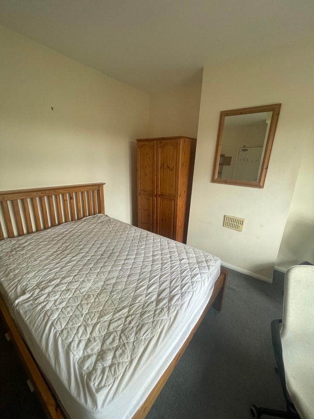 Bright, Spacious Double Bedroom in Christian House Main Photo