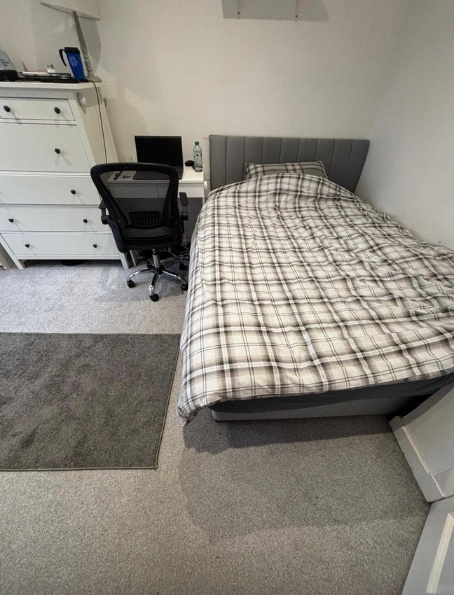 Double room quiet tidy flat bills included  Main Photo