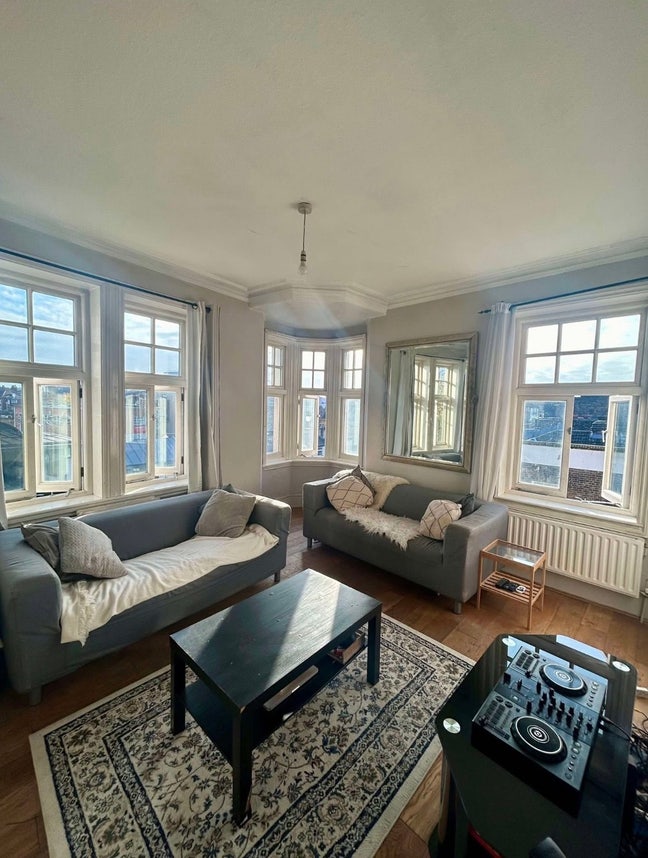 Double Bed in Sunny Clapham Flat! Main Photo