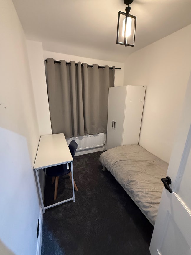 Single Room in Newly Renovated Home Main Photo