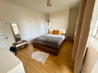 Amazing Victoria Park! Live in Best Area Main Photo