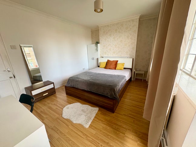 Amazing Victoria Park! Live in Best Area Main Photo