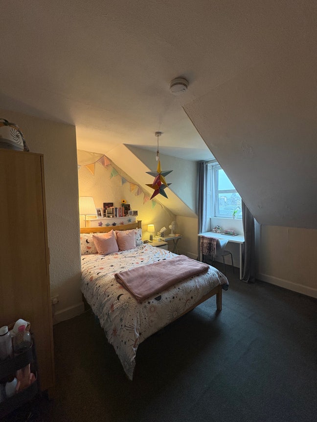 Room available in 5-bed all girls flat  Main Photo
