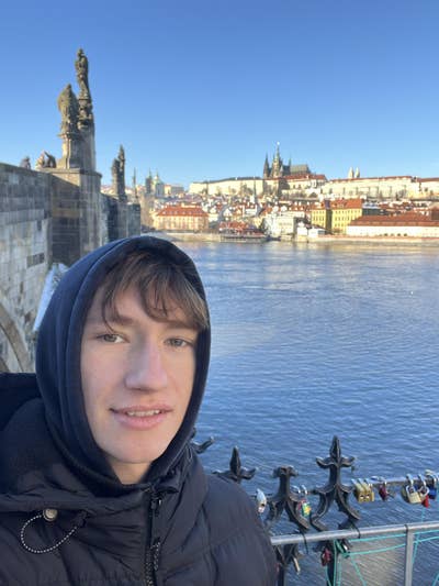 Seeking double room + buddy up Main Photo