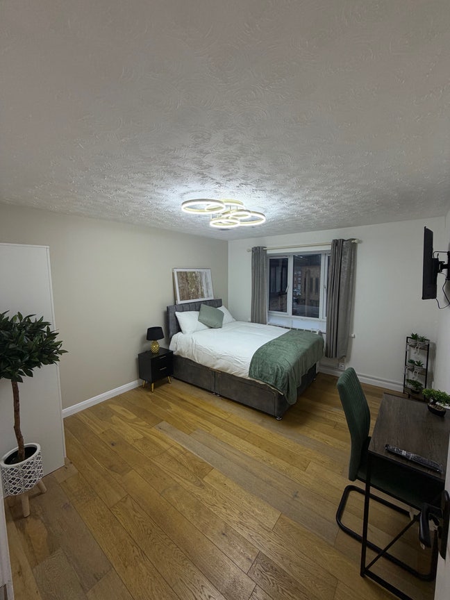 Beautiful 2 Bedroom Flat Share - Horley Station Main Photo