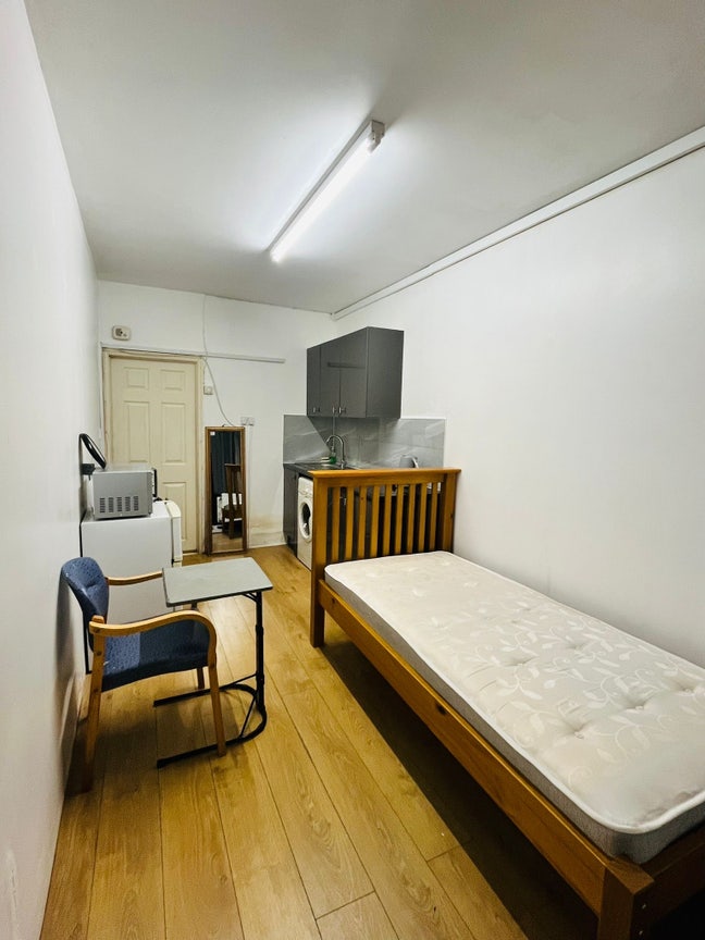 1 Bed En-suite Room For Rent  Main Photo