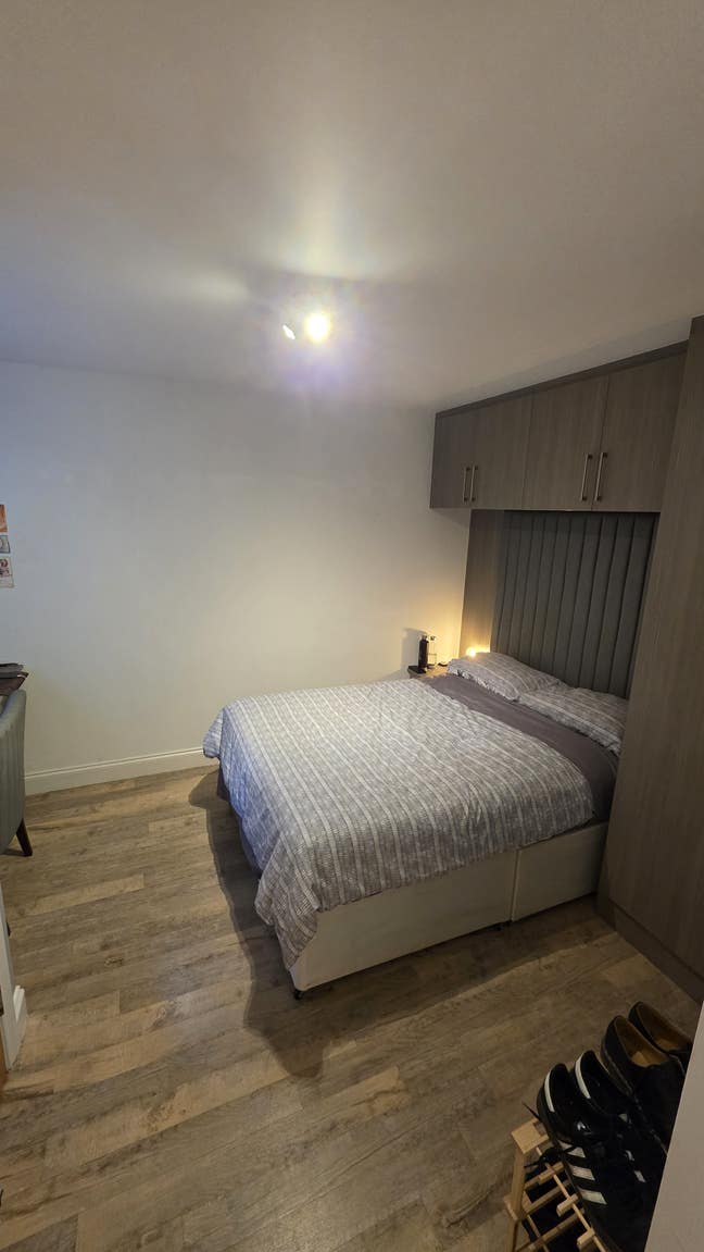 Large Double Ensuite Room - 1 min walk to tube!  Main Photo