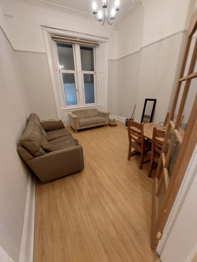 Bright, Newly Decorated 2‑Bedroom Flat in Glasgow’ Main Photo