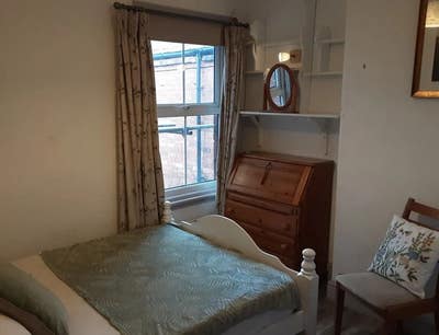 Comfy DOUBLE +/- single nr Stourbridge Jn Station Main Photo