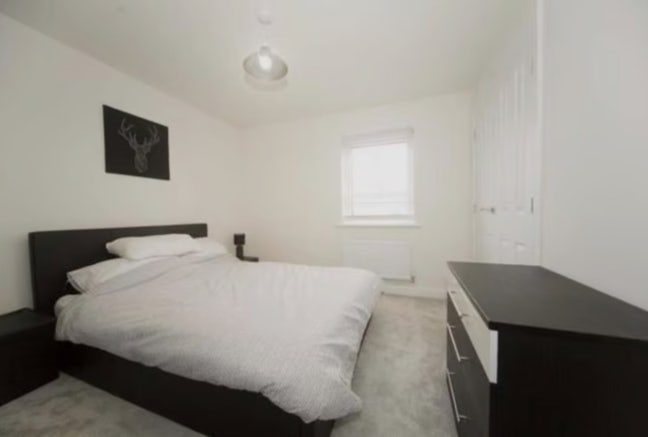 Room with own shower room or shared shower room Main Photo