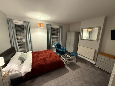 Large double, live in landlord, full tv package Main Photo