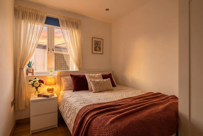 1 Bedroom with a private bathroom in the city cent Main Photo