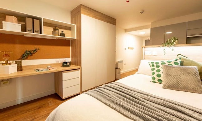 Modern ensuite student room  – Uni of Surrey Main Photo