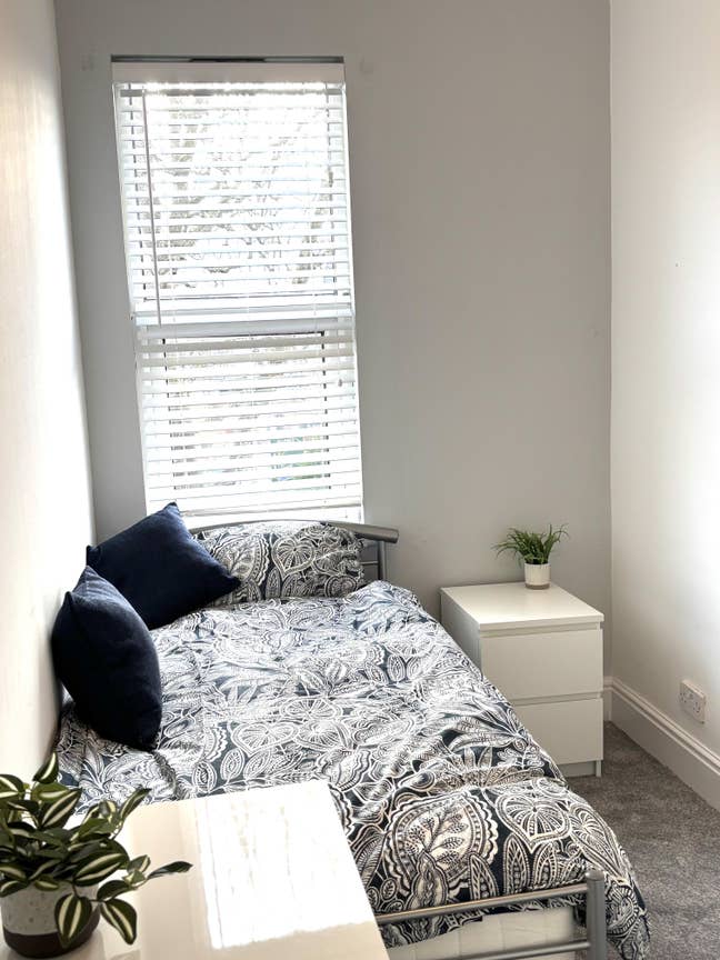 Lovely cosy room, central Chester Main Photo