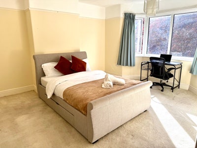 4Bed +1 Ensuite, ,11mins to Sthmead Hosp,  Main Photo