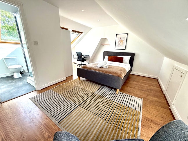 4Bed/1 Ensuite, ,11mins to Sthmead Hosp, Short let Main Photo