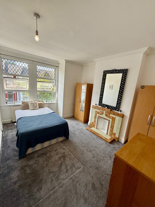 Huge Rooms in Zone 2-Kilburn-Close to Shop&Trans Main Photo