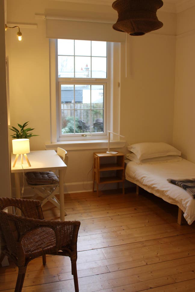 Furnished room available in family home EH4 Main Photo